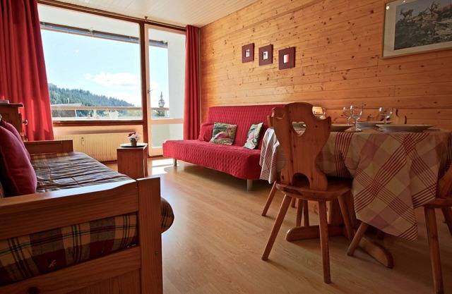 Central Studio for 4 with South-Facing Balcony, Near Slopes