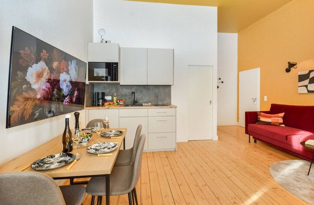 Central studio with kitchen & laundry room