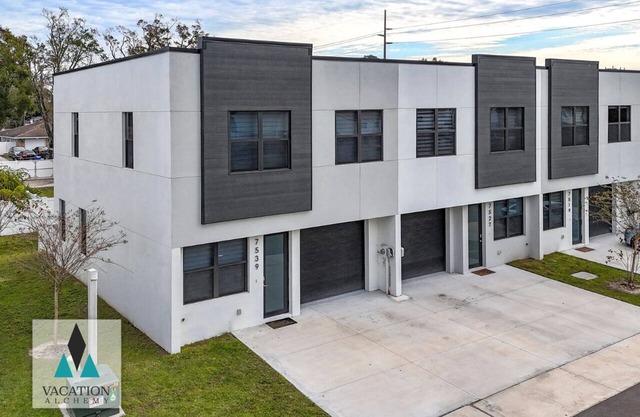 Central Tampa Retreat, 2 Modern Townhomes + Patios