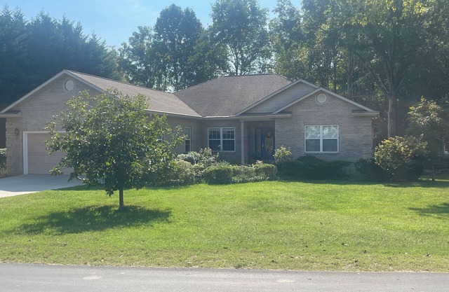 Central Tellico Village house with WiFi, AC on serene small cul-de-sac location