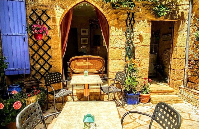 Centrally located Medieval Sarlat home 5 bedrooms/5.5 baths, lounge, courtyard