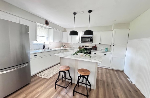 Centrally located, 7 miles from ScottAFB, 14 miles to Downtown St Louis
