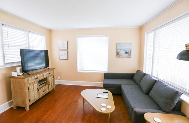 Centrally Located Efficiency One Mile to the Beach!
