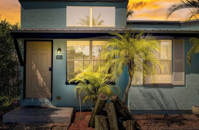 Centrally located 2 Bedroom, 1 bath Water front condo in New Smyrna Beach!