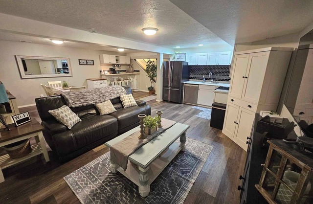 Centrally Located 1500 SqFt Private Guest Suite w/Hot Tub