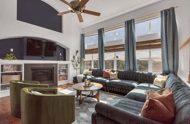 Centrally Located 5BD - Games, BBQ & Firepit Patio