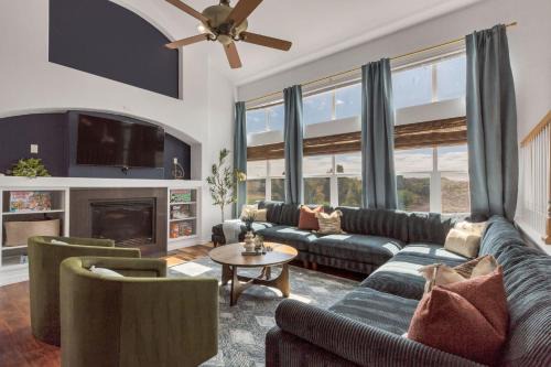 Centrally Located 5BD - Games, BBQ & Firepit Patio