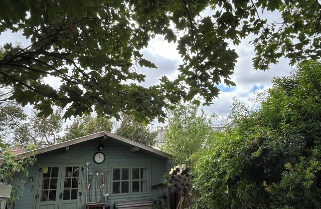 Centrally located cosy cabin in the heart of Chichester close to all attractions