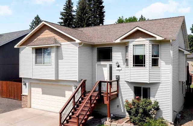 Centrally Located Home w/Game Room - Pet Friendly w/HUGE Yard