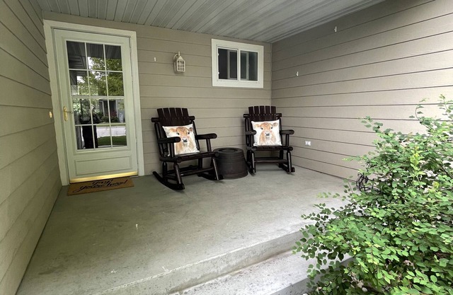 Centrally located in Hamilton, the heart of the Bitterroot Valley. No pet fee!