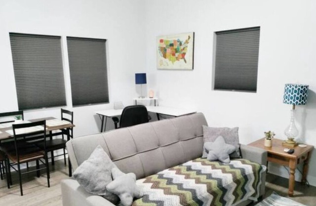 Centrally Located Modern 1-Bedroom Apartment, Full Bath, King Bed