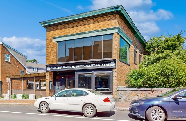 Centrally located open concept apartment with parking, central AC, & W/D