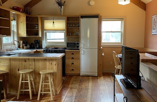 Centrally located, Quiet Neighborhood, 3 Minute Walk to Restaurants and Shops ✨
