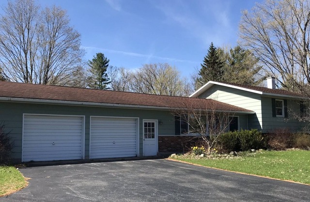 Centrally located 3 bedroom house with attached garage