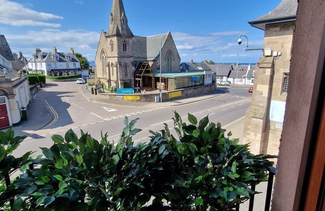 Centre of Town, Minutes to the Beach and Transport Hubs, Private Parking!
