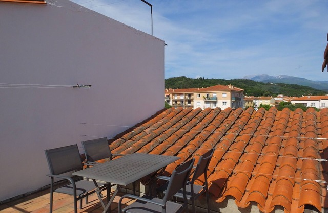 Ceret Centre - 3 Bedroom Town House With Sunny Roof Terrace