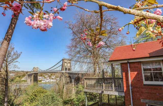 CERIS LODGE, pet friendly, character holiday cottage in Menai Bridge