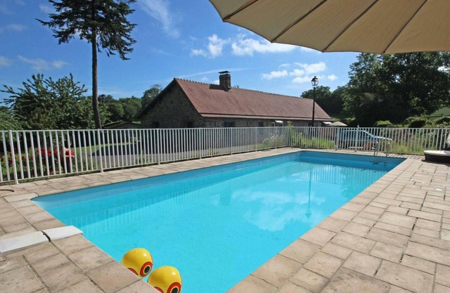 Charming Cottage: Heated Pool, Garden, WiFi, Near Village, Pet-Friendly