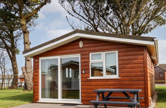 CHALET 119, family friendly, with a garden in St Merryn