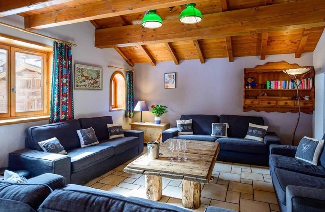 Chalet, 200m from resort center, fitness, sauna, balcony, fireplace or stove, tv, 260m², Tignes