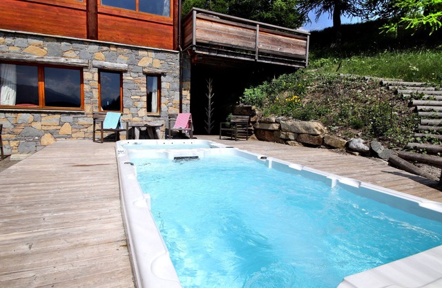 CHALET 22 PEOPLE SKI IN SKI OUT SWIMMING POOL JACUZZI SAUNA HAMMAM CINEMA ROOM
