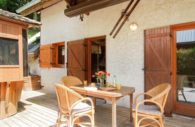 Chalet, 250m from ski lifts, fitness, sauna, terrace, balcony, fireplace or stove, tv, 130m²