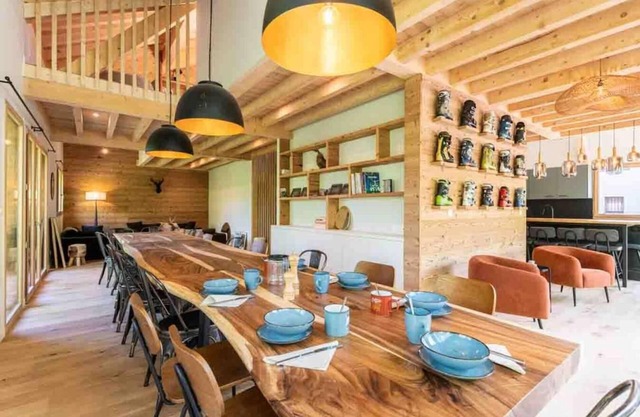 Chalet, 360m from ski slopes, 2nd floor, terrace, tv, ski locker, 320m², Valmorel