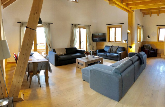 Chalet '4 Étoiles La Saulire' with Mountain View, Shared Terrace and Wi-Fi
