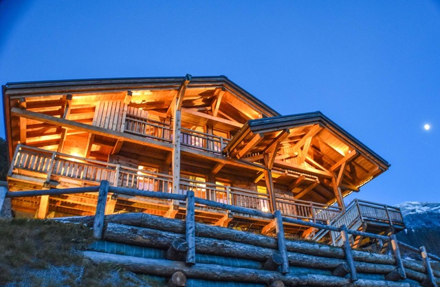 Chalet 5 bedrooms, 4 bathrooms, jacuzzi, sauna, home cinema, duble fireplace