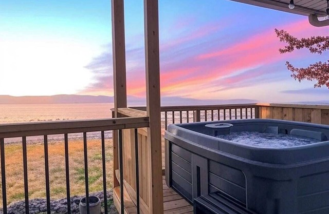 Chalet 691 Waterfront | Spa | Fireplace | WiFi |AC