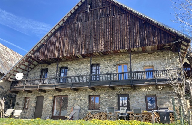 Chalet at 350 from the slopes. Spectacular view. 12 people.