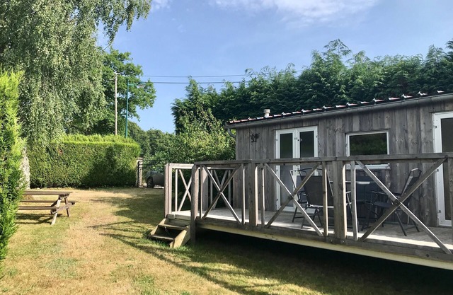 Chalet at the edge of the lake of Settons! mobil home on closed ground, animals accepted!