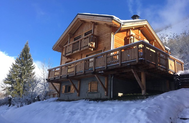 Chalet at the foot of the slopes and chairlift, quiet, panoramic view, les2alpes