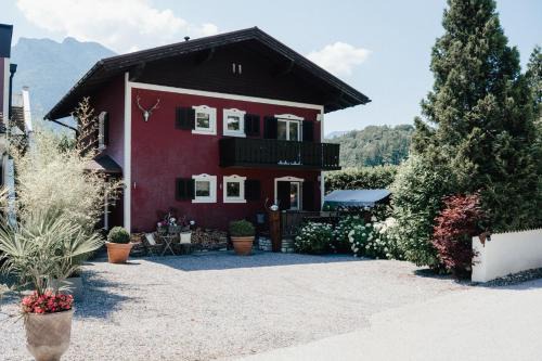 Chalet Austria, up to 10 p, 15 min to salzburg city, garden with direct amazing mountainview, BBQ&bikes&sunbeds for free, 15 min sound of music