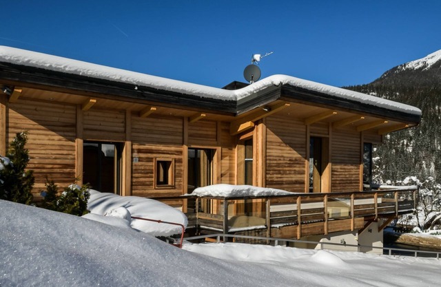 Chalet Base Camp - Walking distance to ski lifts