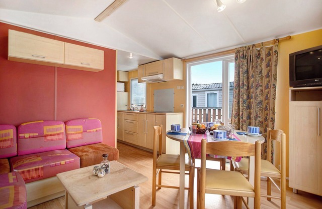 Chalet 'Bungalow T2 V - 15 Min From Nazaré' with Shared Pool, Private Terrace and Air Conditioning