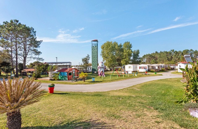 Chalet 'Bungalow T3 I I -15 Min From Nazaré' with Shared Pool, Private Terrace and Air Conditioning