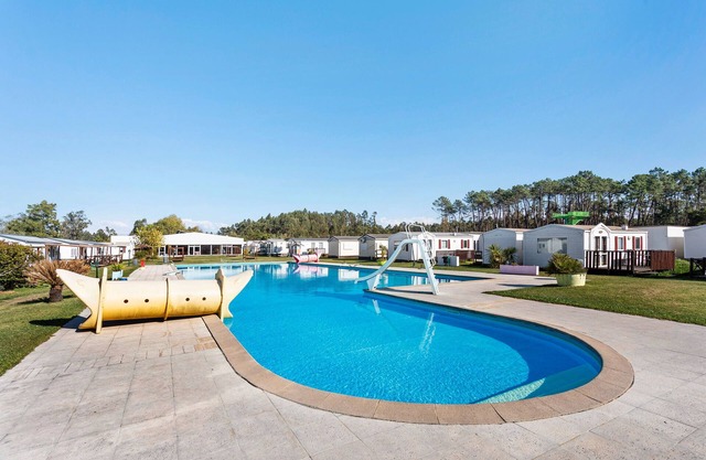 Chalet 'Bungalow T3 I I I - 15 Min Nazaré' with Shared Pool, Private Terrace and Air Conditioning