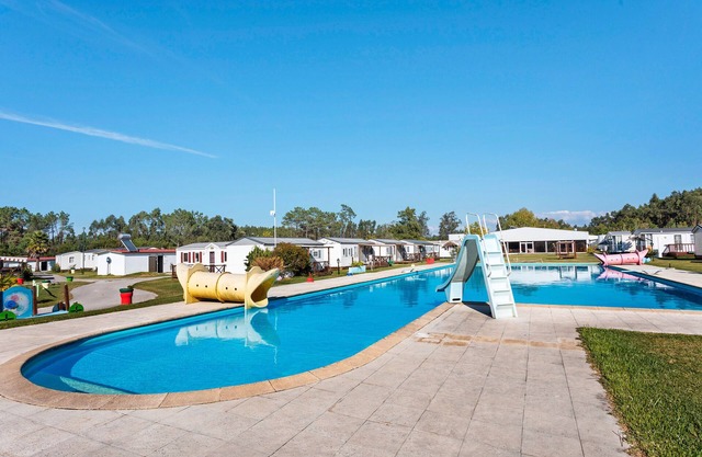 Chalet 'Bungalow T3 I V- 15 Min From Nazaré' with Shared Pool, Private Terrace and Air Conditioning