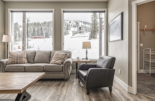 Chalet by the Alpine Chair includes Suite,2 Private Hot Tubs & Pet Friendly!