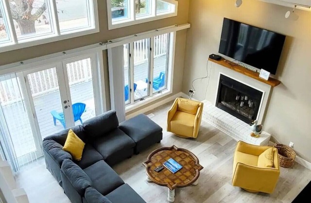 Chalet By The Bay - Sleeps 12