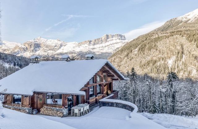 Chalet Castor Gorgeous ski-in/ski-out 4 bedroom chalet in Les Houches
