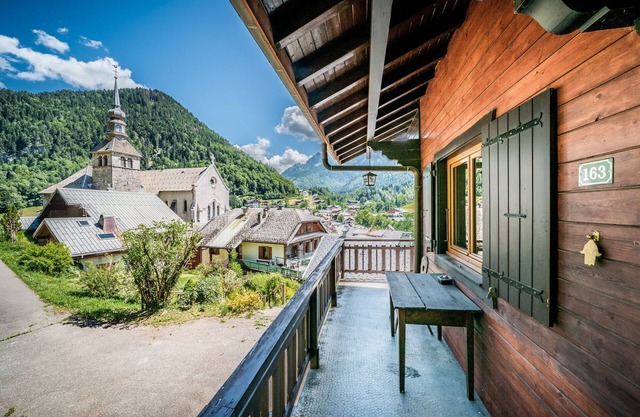 Chalet 'Chez Juju' with Mountain View, Private Terrace and Wi-Fi