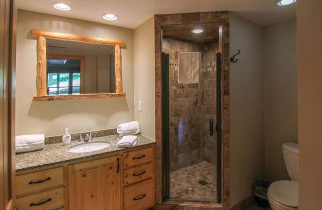 Chalet Crystal Mountain - 6 Bedroom - 3 Bath Log Cabin