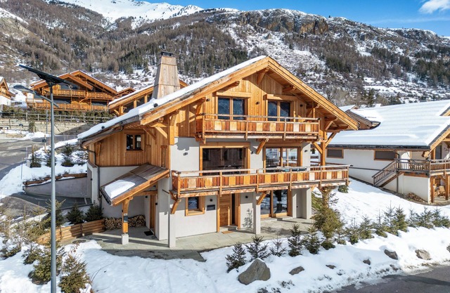 Chalet de Luxe Avec Piscine Face à la Montagne