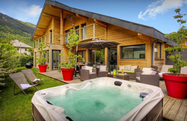 Chalet de Rollon - mountain home for 9, hot tub & office - OVO Network