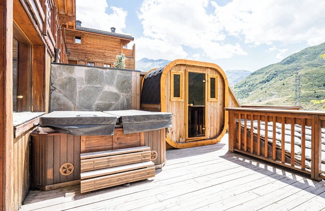 Chalet 'Delphine' with Lake View, Private Terrace and Wi-Fi