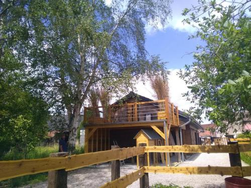 Chalet en bois indépendant, calme dans village, parking privé - FR-1-510-121