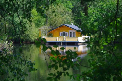 Chalet flottant sur lac et spa