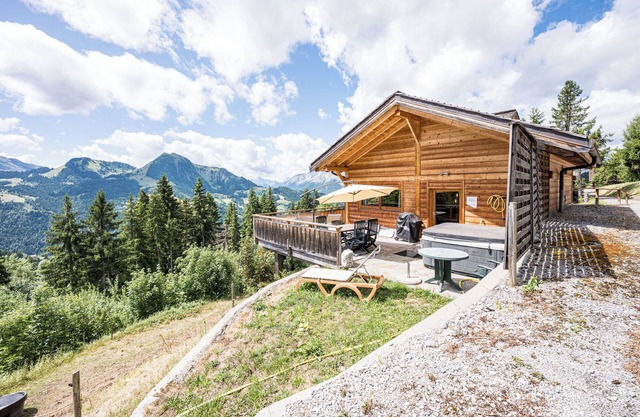 Chalet 'Fnire' with Mountain View, Shared Pool and Wi-Fi